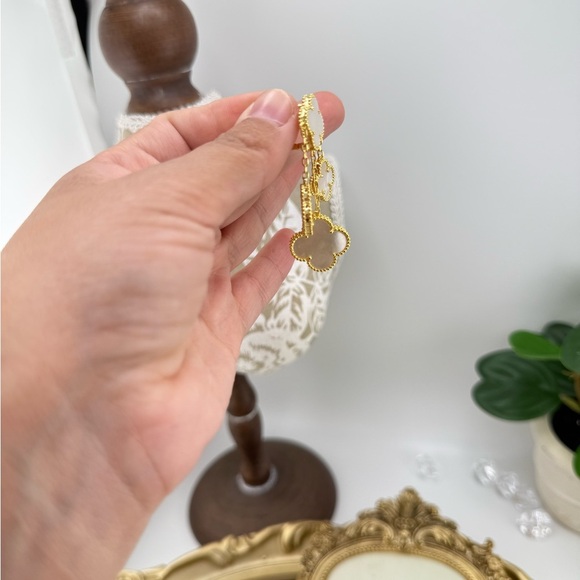 Lucky Alhambra 4-Motif Drop Earrings – Mother of Pearl with Logo - Picture 12 of 13